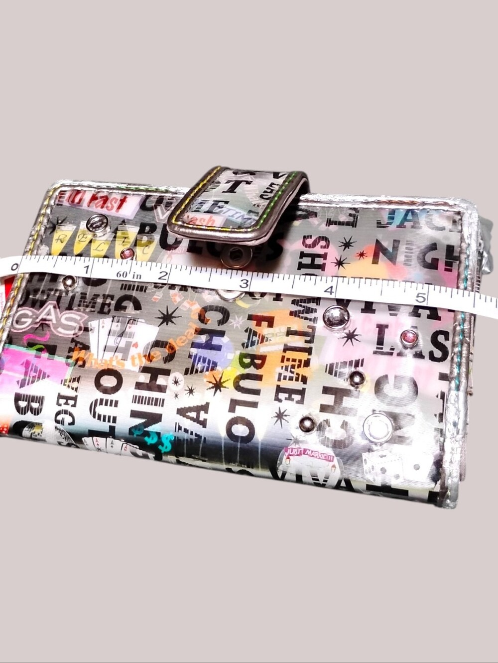Relic Changing Hologram Las Vegas Graphic Zip Tri Fold Wallet with Heart Charm - Picture 9 of 12